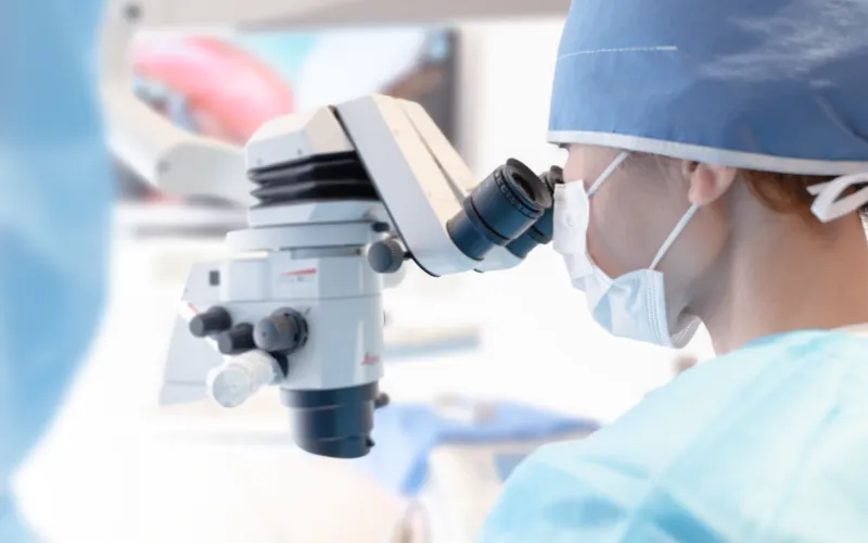 イメージ:専門医によるインプラント手術